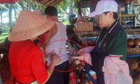 Công khai giao dịch nhận tiền ngoại tệ ngay tại khu vực công viên Biển Đông (ảnh chụp ngày 10/8)Ảnh: Nguyễn Thành