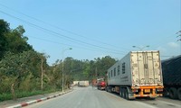 Hiện nay còn tồn khoảng 1.000 xe container hàng nông sản ở cửa khẩu Tân Thanh ảnh: Duy Chiến