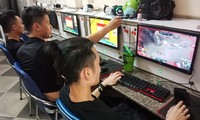 Game thủ đang cày tại một quán internet trên đường La Thành Ảnh: Đ.V 