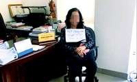 Một phụ nữ cầm biển đòi nợ tại phòng làm việc của Giám đốc Sơn 