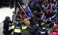 Người biểu tình đụng độ với cảnh sát bên ngoài tòa nhà quốc hội Mỹ. Ảnh: Reuters 