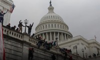 Người biểu tình trèo vào trụ sở quốc hội Mỹ trong ngày 6/1. Ảnh: Reuters 