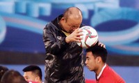 HLV Park Hang Seo hướng dẫn từng động tác cho cầu thủ trong buổi tập trước trận ra quân tại Asian cup 2019. ảnh: ĐOÀN NHẬT 