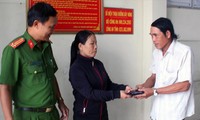 Chị Lê Thị Hậu trả lại đồ nhặt được cho ông Nguyễn Văn Lực 