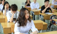 Thí sinh đến làm thủ tục đăng ký dự thi tại điểm thi trường THPT Hoàng Văn Thụ, Hoàng Mai, Hà Nội chiều 24/6 Ảnh: Như Ý 