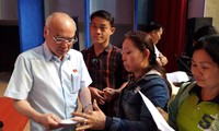 Cử tri quận 2 tiếp tục bày tỏ ý kiến với ĐBQH Phan Nguyễn Như Khuê sau khi buổi tiếp xúc cử tri đã kết thúc ảnh: Huy Thịnh