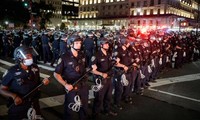 Hơn 100 cảnh sát Philadelphia tụ tập bên ngoài trụ sở nghiệp đoàn cảnh sát thành phố hôm 8/6. Ảnh: AP