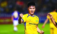 Đặng Văn Lắm ghi bàn giúp SLNA đánh bại Hà Nội trong trận đấu ở vòng 5 V-League