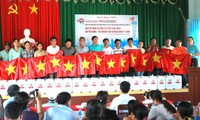 Ban Tổ chức và nhà tài trợ tặng cờ và tủ thuốc cho ngư dân đảo Lý Sơn Ảnh: Trọng Tài