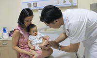 Trẻ mắc tay chân miệng điều trị tại Bệnh viện E ảnh: p.v