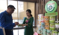 Chị Nguyễn Thị Bích Lệ - Giám đốc HTX Dịch vụ Nông nghiệp Trường Phát giới thiệu các sản phẩm từ sen Ảnh: U.P 