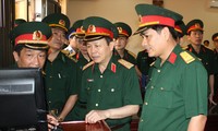 Thiếu tướng Nguyễn Hữu Hùng (khi đó đang là thượng tá, đầu tiên từ phải qua) cùng lãnh đạo Tổng cục Kỹ thuật kiểm tra nhà điều hành khu kỹ thuật của Lữ đoàn 249 
