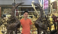 Anh Hoàng Văn Điệp, chủ cơ sở sản xuất và kinh doanh đồ đồng ở xã Đại Bái, huyện Gia Bình (Bắc Ninh) làm giàu với nghề truyền thống của cha ông Ảnh: N.T 