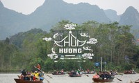 Lễ hội chùa Hương thu hút hàng vạn du khách 3 tháng mùa Xuân 