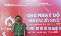 Đại úy Nguyễn Minh Lãnh tham gia hiến máu tại chương trình Chủ nhật Đỏ năm 2022