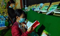 Chương trình lì xì sách được tổ chức vào buổi tối