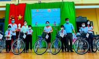 Học sinh nghèo vùng sâu hạnh phúc khi được tặng xe đạp
