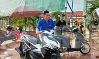 Đoàn thanh niên mang Tết ấm đến bệnh nhân nghèo, rửa xe gây quỹ giúp học sinh khó khăn