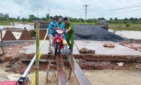 Tình nguyện viên hỗ trợ người dân biên giới khắc phục hậu quả do mưa lũ
