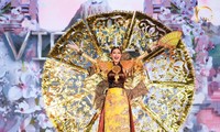 Trang phục dân tộc cồng kềnh ở Hoa hậu Hòa bình