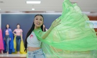 Thí sinh Hoa hậu Việt Nam học cách xử lý váy áo rườm rà
