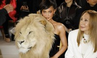 Kylie Jenner bị chỉ trích vì mang đầu sư tử giả