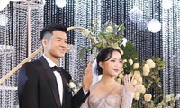 Cầu thủ Hà Đức Chinh và vợ Mai Hà Trang rạng rỡ trong ngày cưới