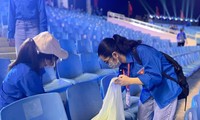 Bạn trẻ tình nguyện dọn rác tại SEA Games 31