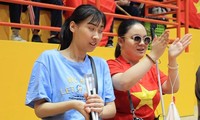 Đôi bạn khiếm thị sôi nổi cổ vũ đội tuyển Việt Nam tại SEA Games 31