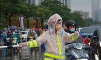 Cảnh sát giao thông đội mưa phân làn đảm bảo ATGT cho trận chung kết bóng đá nam SEA Games 31