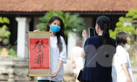Bạn trẻ nô nức đến Văn Miếu xin chữ, cầu may trước kỳ thi THPT