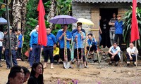 Hình ảnh đẹp của thanh niên miền núi tại Lễ khởi công xây dựng Nhà Tình nghĩa tỉnh Hòa Bình