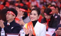 Hoa hậu Đỗ Thị Hà, Á hậu Bùi Phương Nga tiếp sức Chủ nhật Đỏ