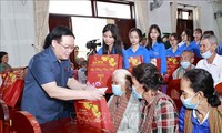 Chủ tịch Quốc hội Vương Đình Huệ thăm, chúc Tết tại An Giang