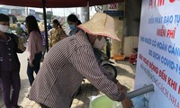 Dân nghèo phấn khởi khi máy ‘ATM gạo’ miễn phí có mặt ở Cần Thơ