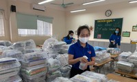 Đoàn viên làm shipper chuyển sách giáo khoa cho học sinh kịp đón năm học mới