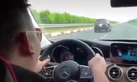 Lái xe chạy tốc độ "bàn thờ" trên cao tốc TPHCM - Long Thành - Dầu Giây (ảnh cắt từ clip)