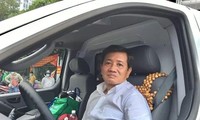 Ông Đoàn Ngọc Hải mua xe cứu thương, tự cầm lái chở bệnh nhân nghèo về quê miễn phí