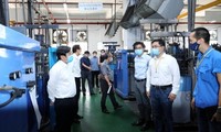Chủ tịch UBND TPHCM Nguyễn Thành Phong (bìa trái) kiểm tra công tác phòng chống dịch tại Khu chế xuất Tân Thuận