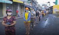 Cận cảnh đi chợ theo ca, vào chợ bằng phiếu ở TPHCM 