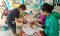 TPHCM trao tiền hỗ trợ khó khăn cho lao động tự do bị ảnh hưởng bởi dịch COVID-19