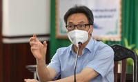 Phó Thủ tướng: &apos;Đang tăng cường giãn cách, sao để dân xếp hàng xét nghiệm, nhận quà?&apos;