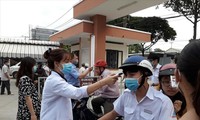 Học sinh trường THPT chuyên Nguyễn Hữu Huân được đo thân nhiệt trước khi vào lớp
