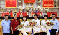 Tặng bằng khen cho 3 thành viên đội tuyển bóng đá nữ Việt Nam