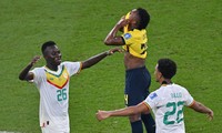 Các cầu thủ Senegal ăn mừng tấm vé vào vòng 2 trong nỗi tiếc nuối của cầu thủ Ecuador ảnh AFP