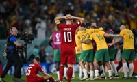 Đội trưởng đội tuyển Đan Mạch Christian Eriksen thất vọng chứng kiến các cầu thủ Australia ăn mừng chiến thắng cùng tấm vé vào vòng 1/8 World Cup 2022 ảnh AFP