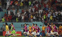 Các cầu thủ và BHL Nhật Bản lao vào sân ăn mừng sau tiếng còi kết thúc trận đấu của trọng tài ảnh AFP