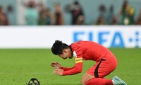 Giọt nước mắt trong tột cùng hạnh phúc của đội trưởng Son Heung-min khi giúp Hàn Quốc vượt qua Bồ Đào Nha để tiến vào vòng 1/8 World Cup 2022. Ảnh AFP
