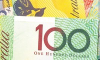 Kirsz kể hàng trăm tờ tiền mệnh giá 100 AUD rơi trên đường cao tốc. Ảnh: The West Australian.