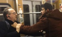 Người đàn ông lớn tuổi bị túm cổ trên tàu điện ngầm. Ảnh: The Sun